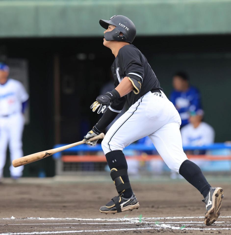 　８回、中越えにソロを放つ山口（撮影・吉澤敬太）