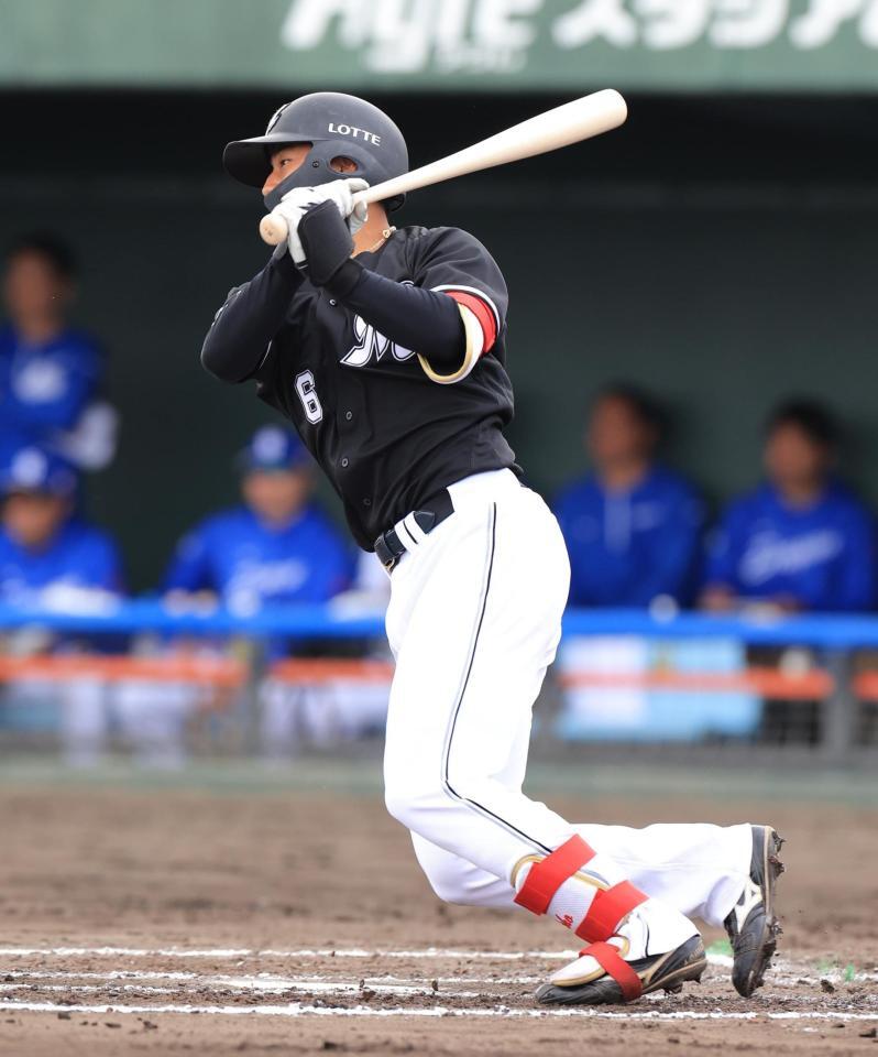 　９回、中前打を放つ西川（撮影・吉澤敬太）