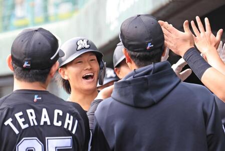 　９回、満塁弾を放ちナインとタッチする山本（撮影・吉澤敬太）