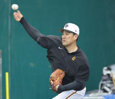 　ブルペンで調整する田中将（撮影・西岡正）