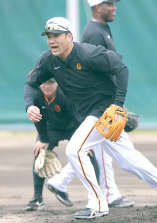 　投内連係で声を出す田中将（撮影・西岡正）