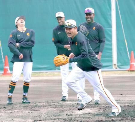 　投内連係で走る田中将（手前）＝撮影・西岡正