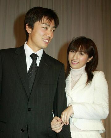 　入籍会見の和田と、かすみさん＝福岡市内ホテルで