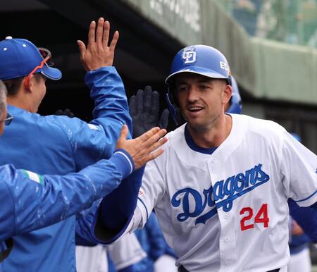 　１回、３ランを放ちナインとタッチを交わすボスラー（撮影・中田匡峻）