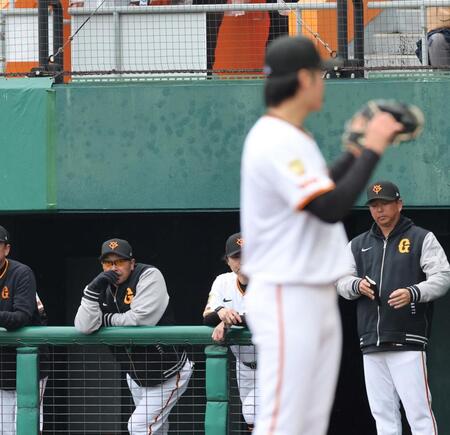 　３回、暴投した西舘を見つめる阿部監督（撮影・市尻達拡）