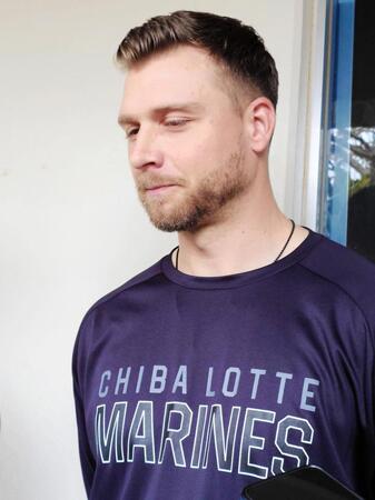 　ライブＢＰ登板を終えて取材を受けるボス