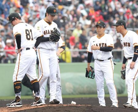 　４回、５点目を失った西舘（左から２人目）＝撮影・西岡正