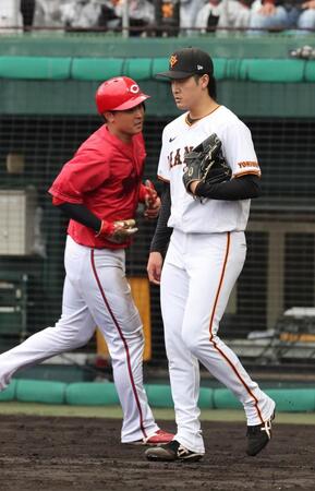 　４回、末包の２点タイムリー二塁打で、堂林の生還を許した西舘（撮影・市尻達拡）