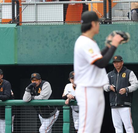 　３回、暴投した西舘を見つめる阿部監督（撮影・市尻達拡）