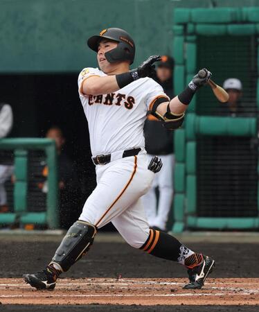 　２回、左前打を放つ浅野（撮影・市尻達拡）