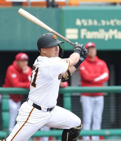 　５回、右前打を放つ浅野（撮影・西岡正）