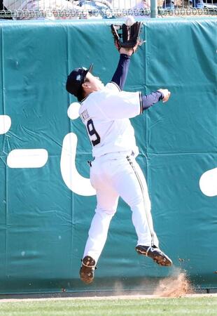 　６回、柳町の打球を好捕する池田