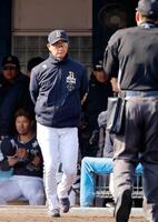 　６回の攻撃を終え、選手交代を告げにベンチを出る岸田監督