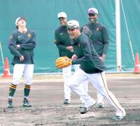 　投内連係で走る田中将（手前）＝撮影・西岡正