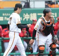 　４回、５点目を失い、うなだれる西舘（左）＝撮影・西岡正