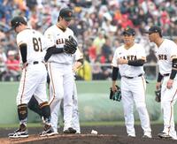 　４回、５点目を失った西舘（左から２人目）＝撮影・西岡正