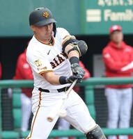 　５回、右前打を放つ浅野（撮影・西岡正）