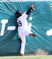 　６回、柳町の打球を好捕する池田