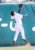 　６回、柳町の打球を好捕する池田