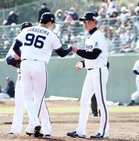 　６回、高島の交代を告げ、グータッチする岸田監督（右）