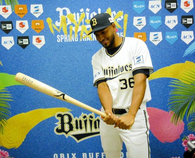 オリックスの『オリ』が入団会見 メジャー通算29発の新助っ人