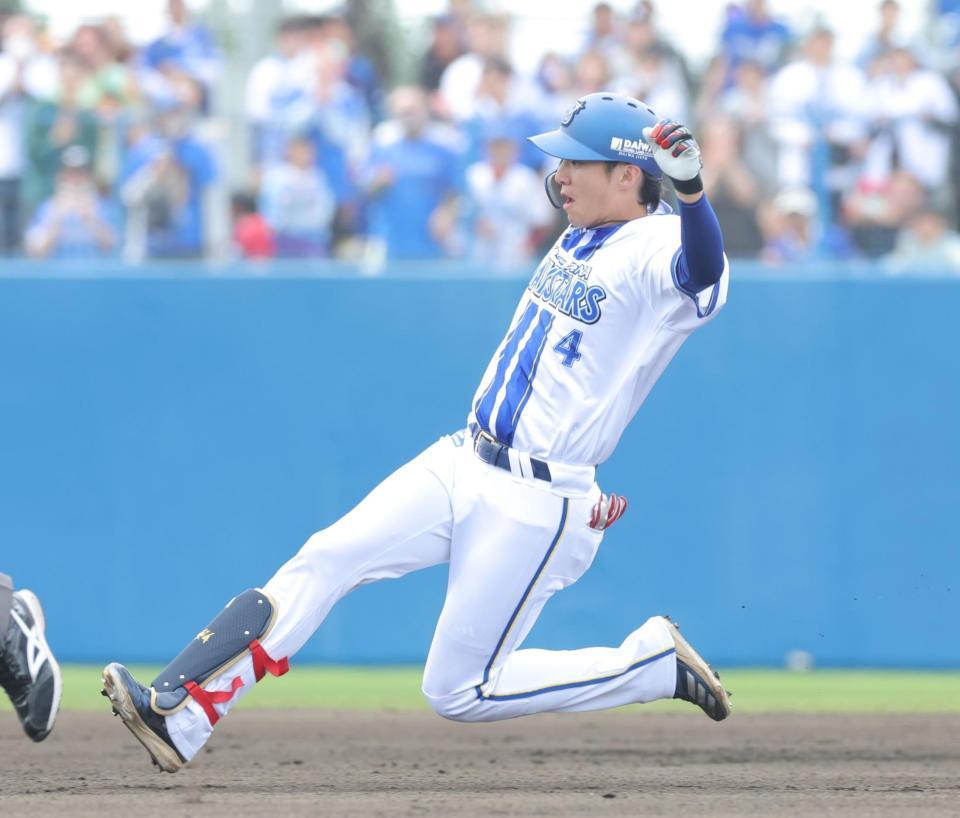 　１回、二塁打を放ち、滑り込む度会（撮影・西岡正）