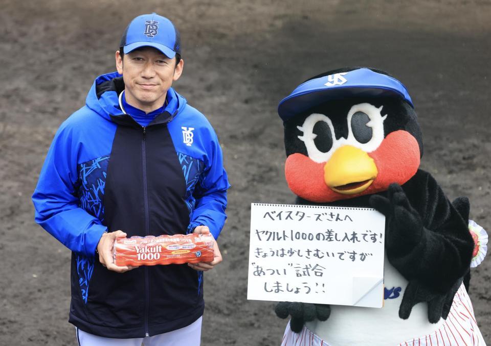 　つばみからヤクルト１０００を差し入れられた三浦監督（撮影・吉澤敬太）