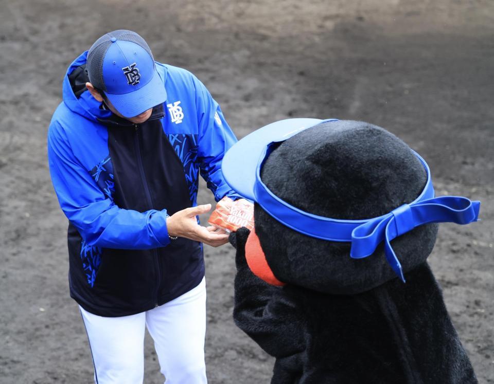 　つばみからヤクルト１０００を差し入れられた三浦監督（撮影・吉澤敬太）