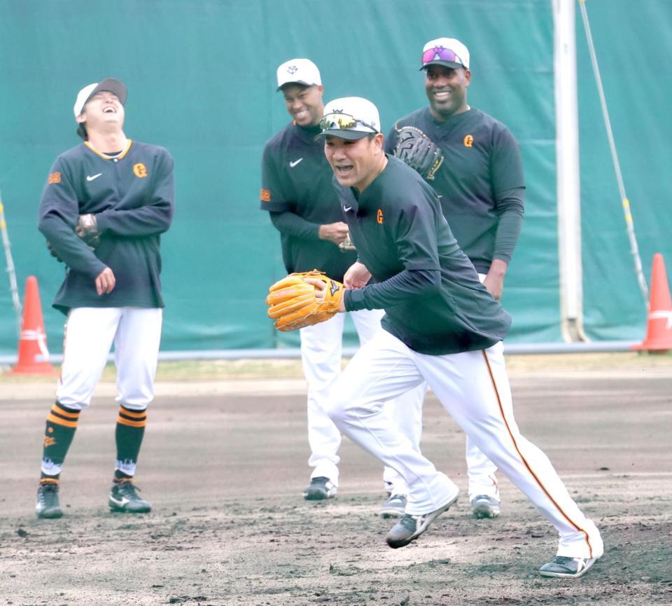 　投内連係で走る田中将（手前）＝撮影・西岡正