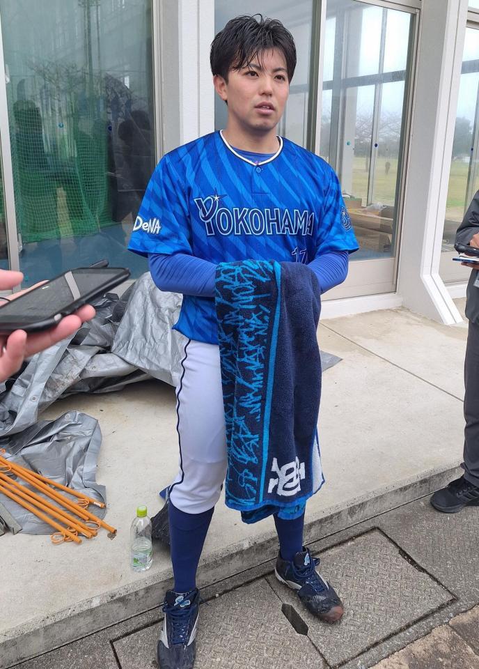 　取材に応じる東