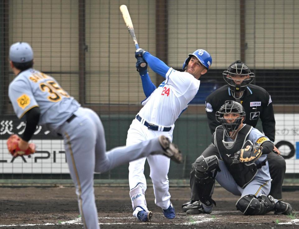 　１回、３ランを放つボスラー（撮影・飯室逸平）