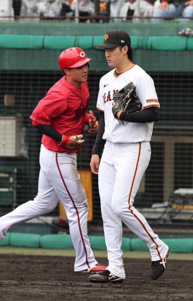 　４回、末包の２点タイムリー二塁打で、堂林の生還を許した西舘（撮影・市尻達拡）