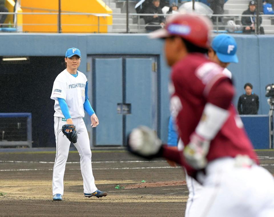 　１回、山崎（左）は大学の後輩・宗山（右）を遊ゴロに打ち取る（撮影・佐藤厚）