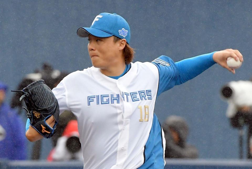 　楽天打線を相手に力投する山崎（撮影・佐藤厚）