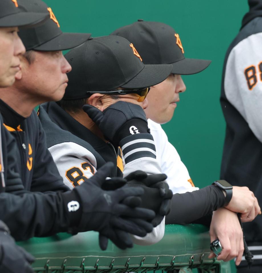 　３回、打者・二俣の時、西舘の暴投に帆杖をついてグラウンドを見る阿部監督（撮影・西岡正）