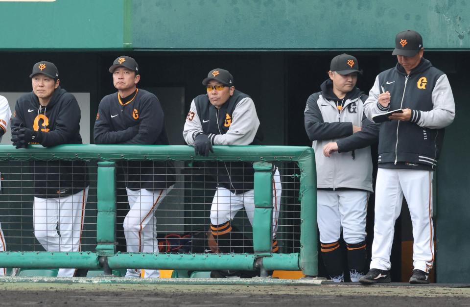 　ベンチからグラウンドを見つめる阿部監督（撮影・市尻達拡）