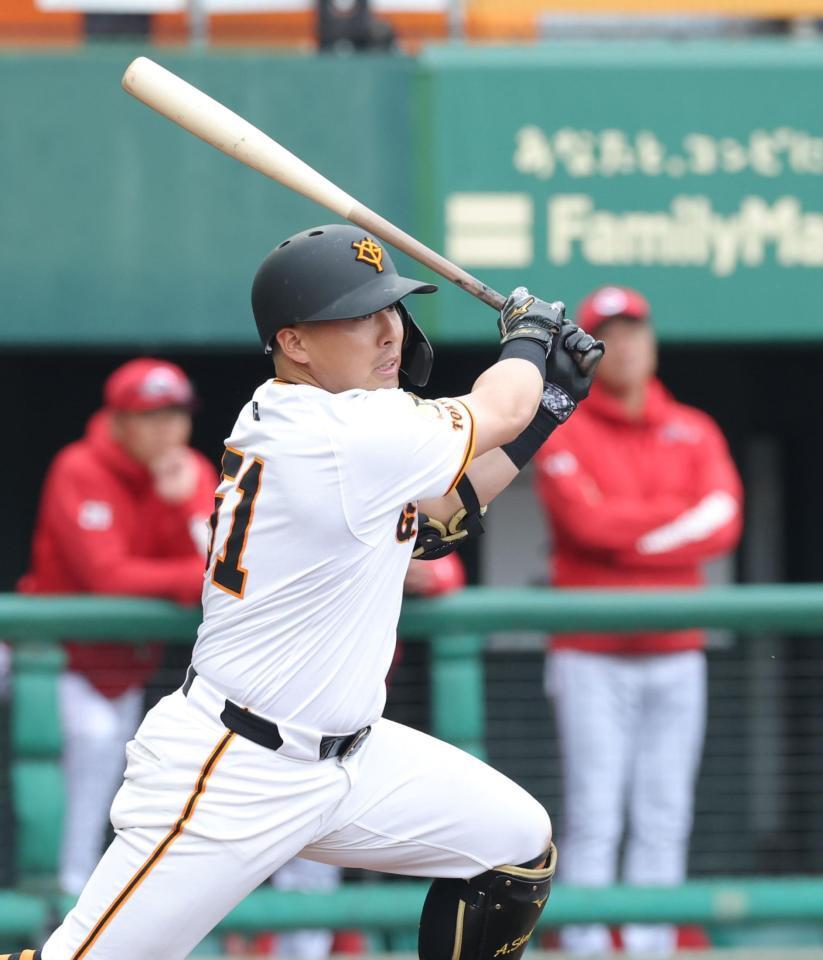 　５回、右前打を放つ浅野（撮影・西岡正）