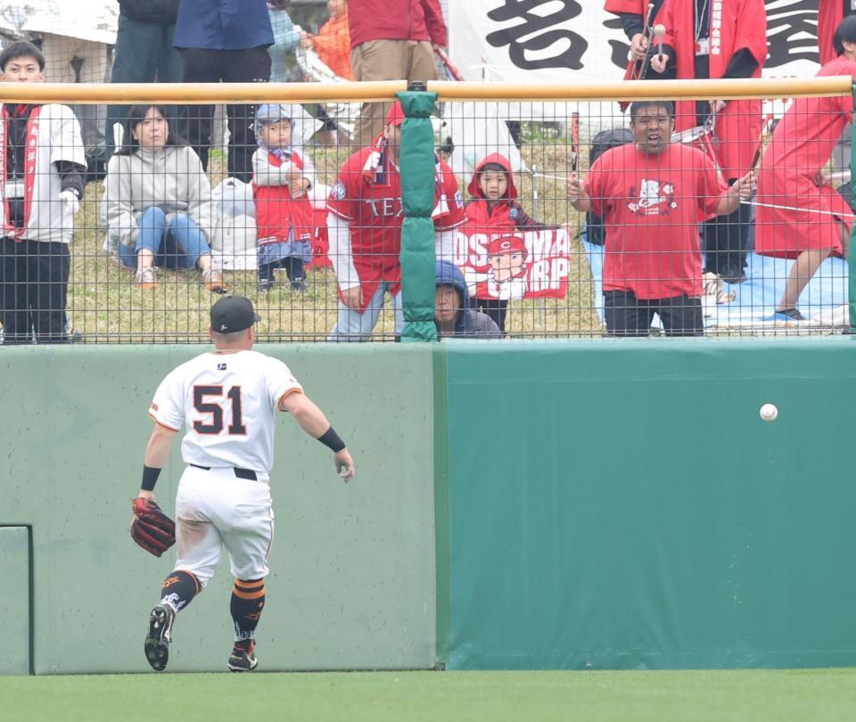 　４回、末包の打球を追う浅野（撮影・西岡正）