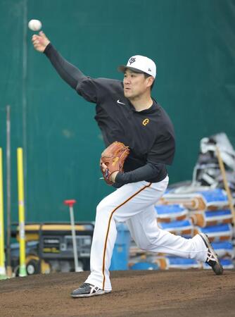 　ブルペンで調整する田中将（撮影・西岡正）