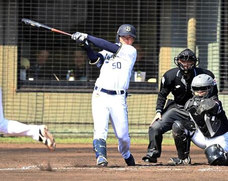 　２回、先制打を放つ山中