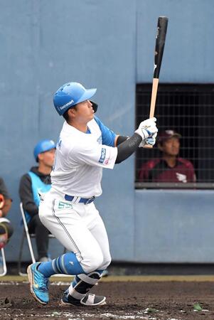 　２回、今川は先制適時二塁打を放つ（撮影・佐藤厚）