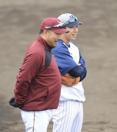 　談笑する三木監督（左）と山田