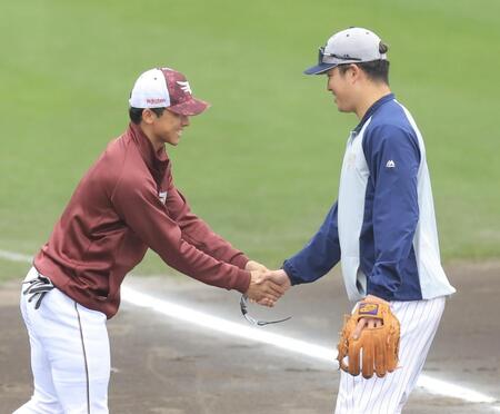 【写真】村上宗隆とガッチリ握手する宗山　さわやか笑顔で駆け寄りあいさつ