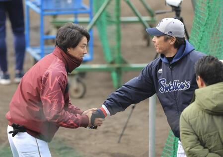 　握手する岸（左）と高津監督