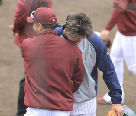 　三木監督（左）と笑顔でハグする村上