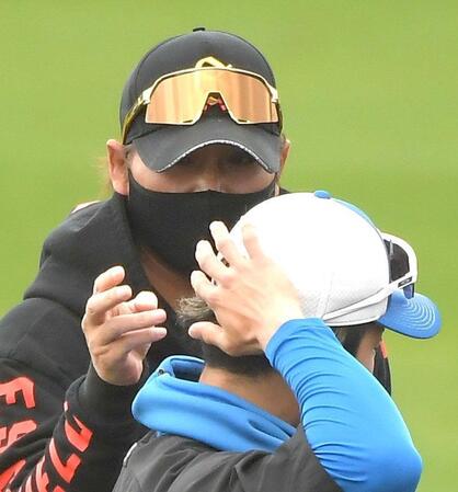 　水野（手前）の後ろ髪を触る新庄監督（撮影・佐藤厚）