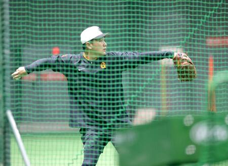 　キャッチボールで調整する田中将（撮影・西岡正）