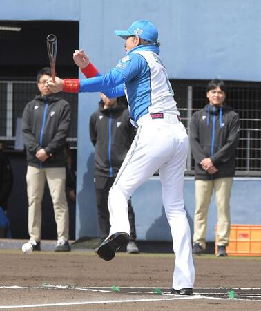 　始球式で打席に立つ新庄監督（撮影・佐藤厚）