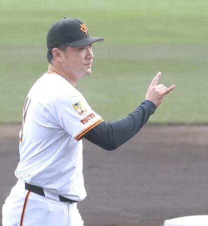 　１回、併殺を取り、ツーアウトとナインに合図する田中将（撮影・西岡正）