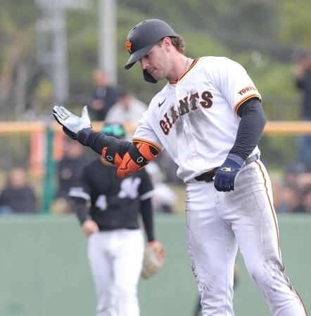 　４回、二塁打を放ち、ポーズを決めるキャベッジ（撮影・西岡正）